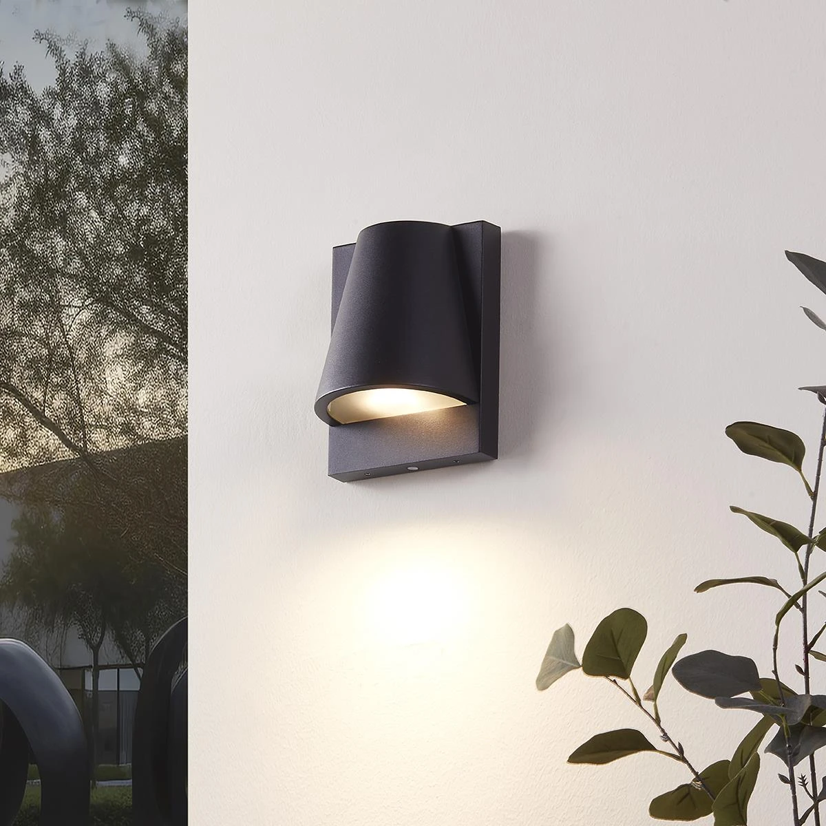 QAZQA Buiten Wandlamp Zwart IP44 Met Schemerschakelaar - Femke 5 QAZQA Buiten Wandlamp Zwart IP44 Met Schemerschakelaar - Femke - Afbeelding 3