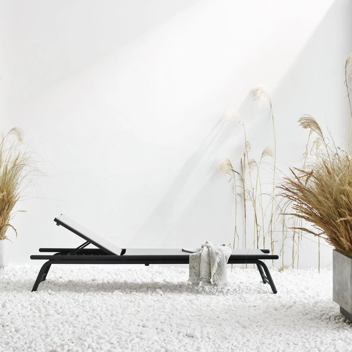 Bolia Sling Outdoor Ligstoel - Antraciet 5 Bolia Sling Outdoor Ligstoel - Antraciet - Afbeelding 3