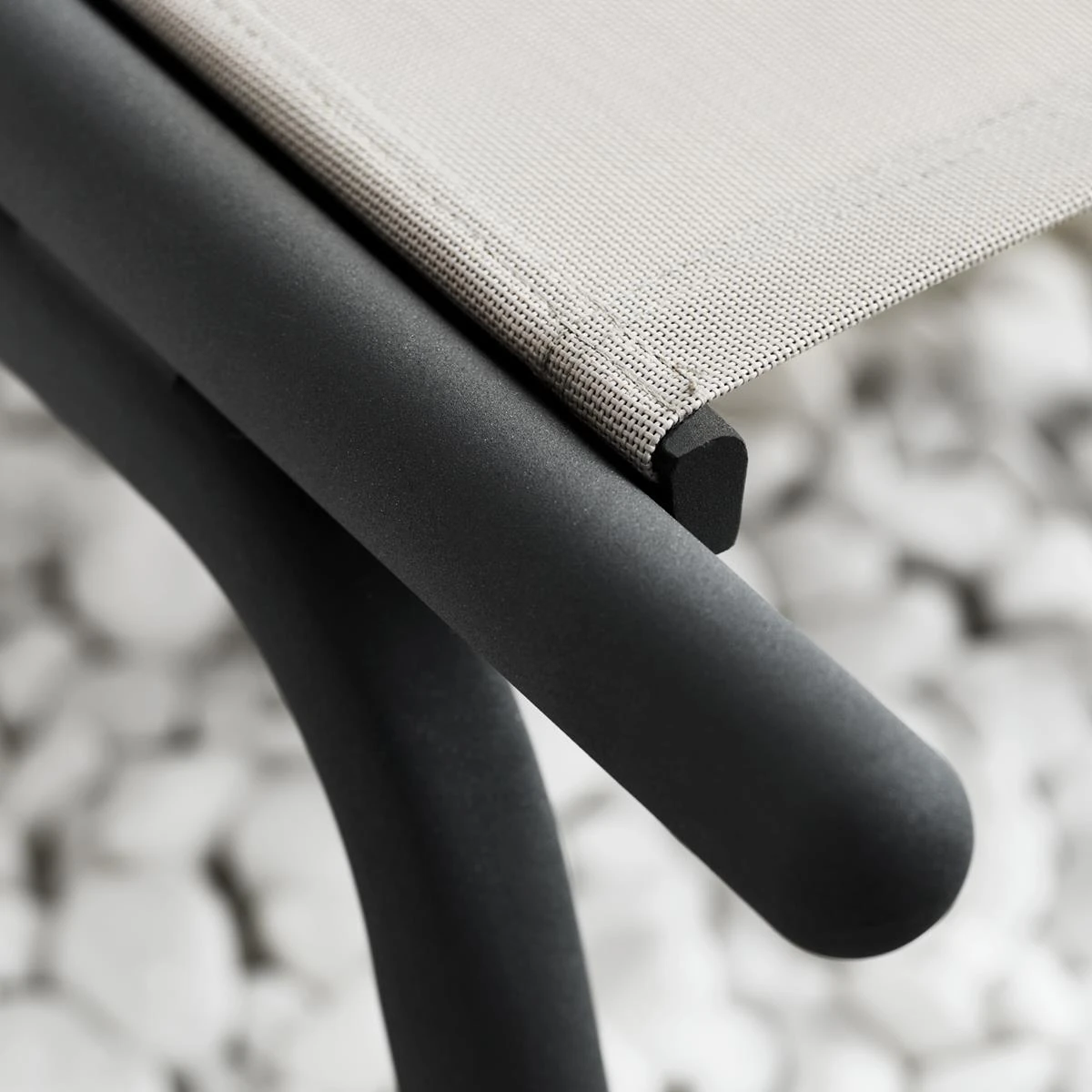 Bolia Sling Outdoor Ligstoel - Antraciet 8 Bolia Sling Outdoor Ligstoel - Antraciet - Afbeelding 6