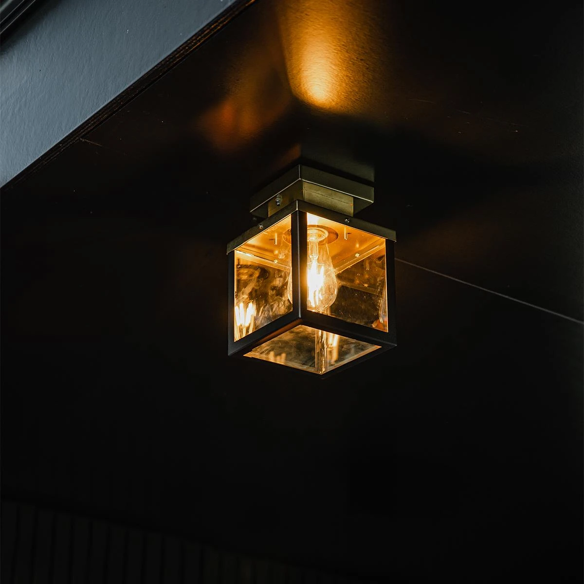 QAZQA Industriële Buiten Plafondlamp Zwart Met Goud - Rotterdam 4 QAZQA Industriële Buiten Plafondlamp Zwart Met Goud - Rotterdam - Afbeelding 2